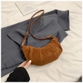 Bolso croissant de ante marrón con diseño plisado y correa de hombro con detalle de nudo - Marrón