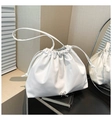 Bolso tipo cubo plisado beige en cuero mate con un elegante dije de lazo metálico - Blanco