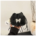 Bolso tipo cubo negro con cordón, dije de mariposa plateada y tierno peluche colgante - Negro
