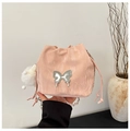 Detalle de bolso tipo saco rosa con cordón ajustable, dije de mariposa y pompón de peluche - Rosa