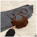 Detalle de bolso medialuna marrón de ante con pliegues elegantes y nudos decorativos - Marrón