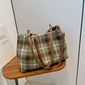 Bolso tote vintage de lana a cuadros verdes con correa de cuero marrón y cadena dorada - Verde