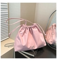 Bolso saco plisado rosa en cuero sintético suave con colgante de lazo plateado - Rosa