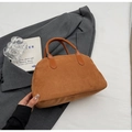 Details der braunen Wildleder-Handtasche im Vintage-Stil mit Ledergriffen - Braun