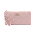 Detalle de billetera larga acolchada malva con patrón hexagonal y broche de lazo dorado - Rosa