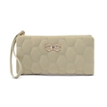 Detalle de cartera larga verde claro con acolchado de panal y lazo metálico dorado - Verde