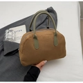 Detailaufnahme der Retro-Wildledertasche in Braun mit grünen Henkeln und Reißverschluss - Khaki