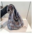 Vue détaillée du grand sac cabas en polaire peluche avec texture marbrée bleue et brune - Carreaux Bleu Marron