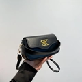 Borsa a tracolla quadrata nera classica con logo SK in metallo dorato e tracolla rimovibile - Nero