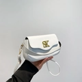 Piccola borsa a tracolla in pelle bianca con fibbia SK dorata e cinturino regolabile - Bianco