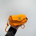 Borsa a tracolla in pelle arancione vivace con fibbia dorata SK e due spallacci - Arancione
