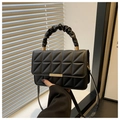 Detailansicht der schwarzen gesteppten PU-Handtasche mit goldenem Schloss und Raffgriff - Schwarz