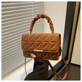 Detail der karamellbraunen Stepptasche mit gerafftem Griff und goldener Schließe - Braun