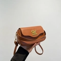 Borsa a tracolla in ecopelle marrone con patta ondulata e fibbia dorata logo SK - Marrone