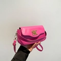 Modische rosafarbene Ledertasche mit goldener SK-Schnalle und schmalem Gurt - Fuchsia