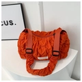 Gesteppte leuchtend orangefarbene Puff-Schultertasche mit gerafftem Griff und Label - Orange