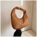 Detailansicht der braunen Webstruktur der Hobo-Tasche mit goldenem Reißverschluss-Akzent - Braun