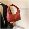 Detailaufnahme der roten geflochtenen Hobo-Tasche mit Knotengriff und Lederstruktur - Rot