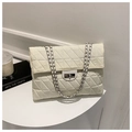 Dettaglio della borsa a tracolla trapuntata beige con catena argento e chiusura a vite - Bianco
