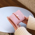 Mini portefeuille rose en cuir PU avec motif feuilles et fermoir floral en métal sur table - Rose