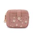 Detalle de cartera rosa delgada con ranuras para tarjetas y cierre de hoja metálica - Rosa empolvado