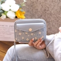 Dettaglio della pochette floreale azzurra con finitura testurizzata e fibbia con logo - Blu