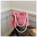 Dettaglio della texture della borsa in peluche rosa con doppi manici morbidi - Rosa
