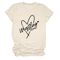 Dettaglio del morbido cotone beige e della stampa artistica Wrestling Mom sulla t-shirt - S / Sabbia (Font Nero)