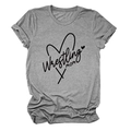 Dettaglio del tessuto grigio della t-shirt con stampa a cuore Wrestling Mom nera - S / Grigio Scuro (Font Nero)