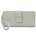 Detail der langen Damen-Brieftasche mit Litschi-Narbung, Schleifenschnalle und Armband - Grün