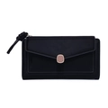 Detalle de la cartera larga de charol negro con hebilla dorada y tirador de cremallera nudo - Negro