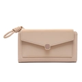 Detalle de cartera larga tipo sobre beige con hebilla de metal y correa de mano - Albaricoque