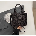 Borsa tote leopardata marrone scuro con manici rotondi e tracolla removibile - Nero