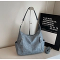 Makroaufnahme der dunkelgrauen Hobo-Tasche mit vertikalen Reißverschlüssen und Seitentaschen - Blau