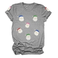 Détail d'un t-shirt de Noël gris avec imprimés de Père Noël colorés en paillettes - S / Hauts / Gris foncé