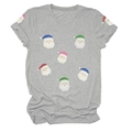 Détail du t-shirt gris à col rond avec motifs de Père Noël en paillettes colorées - S / Hauts / Gris clair