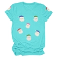 Détail du t-shirt de Noël turquoise avec motifs de Père Noël dessinés à la main - S / Hauts / Bleu Eau Profonde