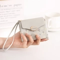 Detalle de cartera de cuero PU gris con estampado de cerezas y hebilla de metal dorada - Gris