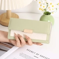 Dettaglio del portafoglio lungo in pelle verde chiaro e tweed con fibbia in metallo - Verde
