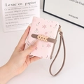 Damen-Geldbeutel in Rosa mit Kirsch-Print und dekorativer Blatt-Schnalle am Armband - Rosa