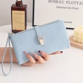 Detalle de la cartera larga mate azul claro para mujer con correa de mano y cremallera - Azul