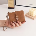 Detail der kamelfarbenen PU-Leder Mini-Brieftasche mit Reißverschluss und Handschlaufe - Kaffeebraun