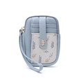 Détail du mini sac en nylon bleu clair avec texture litchi et motif de feuilles - Bleu Ciel