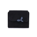 Dettaglio del portafoglio nero opaco da donna con fibbia decorativa a foglia blu-grigio - Nero