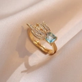 Gouden verstelbare ring met blauwe edelsteen en kristallen vleugels op champagne zijde - Kleurrijke Vlamring (J159)