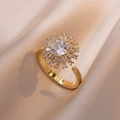 Anillo ajustable de girasol dorado con circonitas blancas sobre fondo de seda champán - Estilo Girasol Dorado (J0168) / Abierto Ajustable