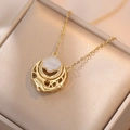 Collier doré raffiné avec pendentif fleur en nacre et dauphin dans un écrin de soie - Set de colliers / Or