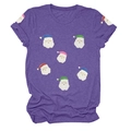 Détail du t-shirt de Noël violet avec motifs de Père Noël à paillettes et texture du tissu - S / Hauts / Violet