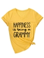 Detail eines gelben V-Ausschnitt T-Shirts mit schwarzem HAPPINESS IS BEING A GRAMMY Druck - S / Druckknotenstil / Gelb
