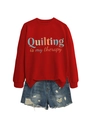 Dettaglio della felpa rossa Quilting Is My Therapy e pantaloncini di jeans blu - S / Rosso